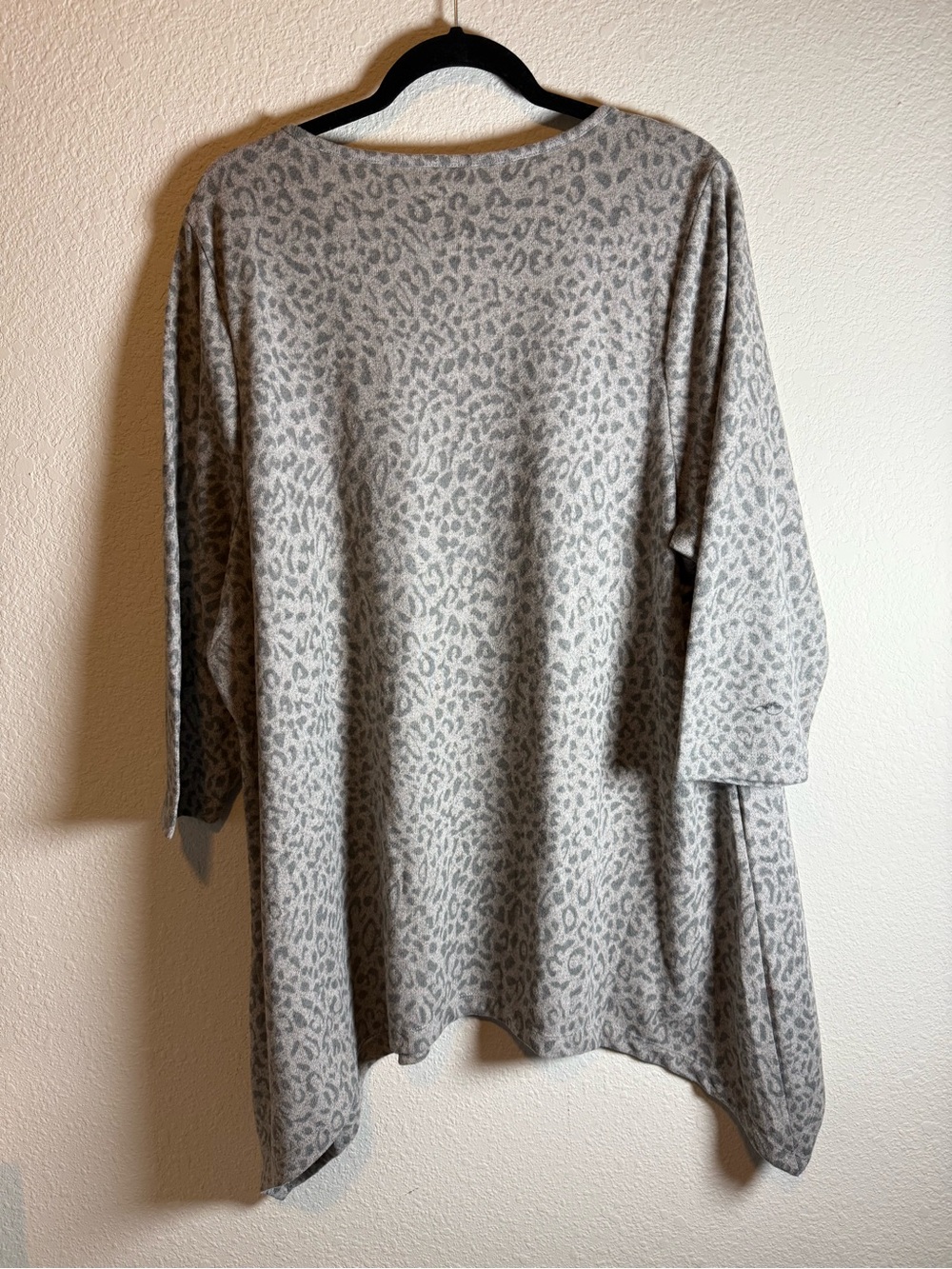 AVE Leisure Plus Size 22/24 Gray Leopard Print Tunic Top NWT - Picture 2 of 9